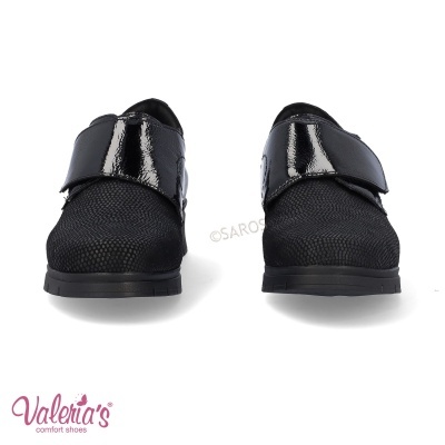 Sapatos confortáveis pretos com fecho largo brilhante em velcro