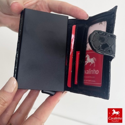 Carteira preta de couro com textura, cartões vermelhos Cavalinho visíveis