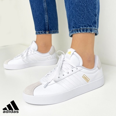 Ténis Adidas brancos com detalhes bege e logótipos amarelo e dourado
