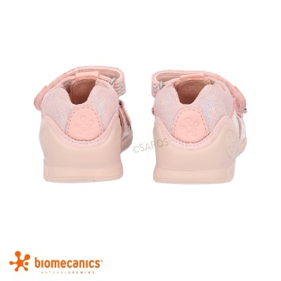 sapatos infantis rosa com velcro vistos de costas