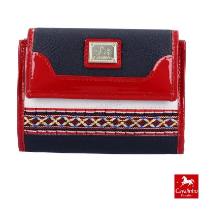 Carteira pequena azul e vermelha com decoração estampada e placa Cavalinho