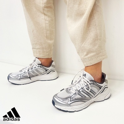 Sapatilhas Adidas cinza e branco com sola branca