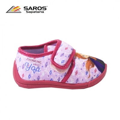 Pantufa rosa infantil com estampa e fecho de velcro