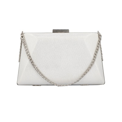 Mala de mão branca com textura granulada e alça de corrente prateada