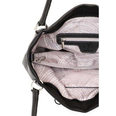 Interior de bolsa preta com forro rosa claro estampado e bolsos com fecho