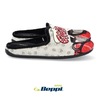 Pantufas cinzento claro com detalhes vermelhos e pretos, forro preto e sola preta, em fundo branco com logotipo Beppi Retail.