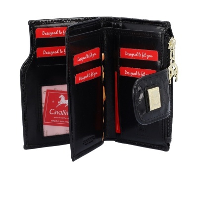 Carteira preta em couro com etiquetas vermelhas e pendente dourado