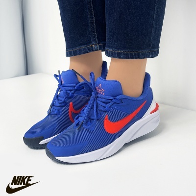 Ténis de corrida Nike azul com detalhes em vermelho e branco