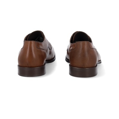 Par de sapatos masculinos castanhos em pele, vistos de trás