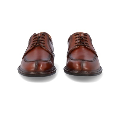 Sapatos masculinos de couro castanho com atacadores