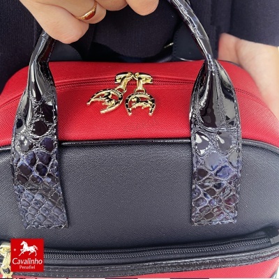 Mala de mão Cavalinho vermelha e preta com alças pretas brilhantes e fechos dourados