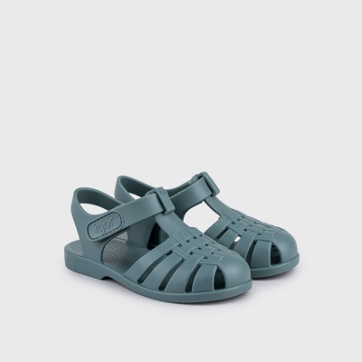 Sandálias azuis esverdeadas de material sintético com tiras trançadas e fecho em velcro