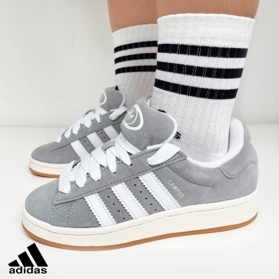 Ténis Adidas Campus cinza com meias brancas e riscas pretas