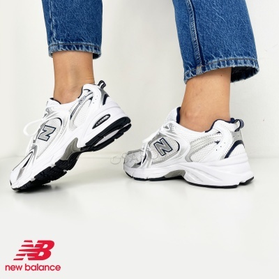 Ténis desportivos New Balance brancos com detalhes cinza e preto