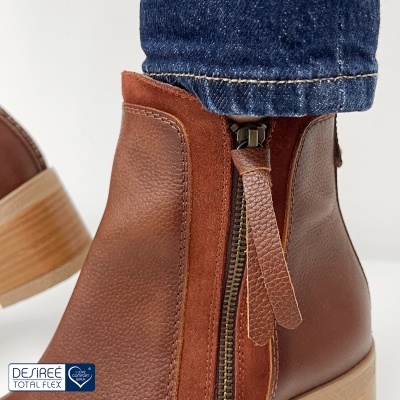 Botim castanho em pele com fecho de correr lateral e detalhe em camurça