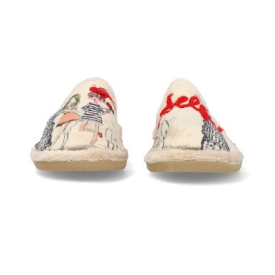 Chinelos de casa peludos bege com desenhos de duas mulheres e a palavra yeah em vermelho.