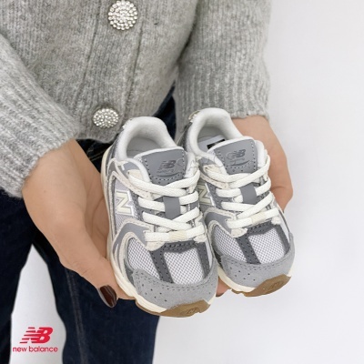 Ténis New Balance cinza e branco para criança