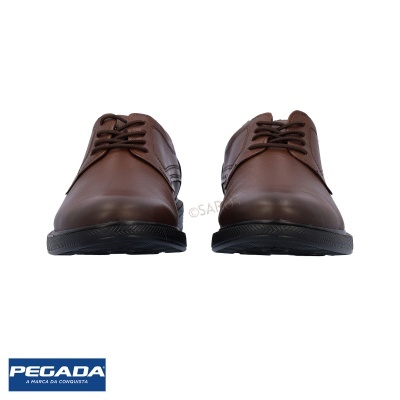 Sapatos masculinos castanhos escuros em couro com sola preta e atacadores.