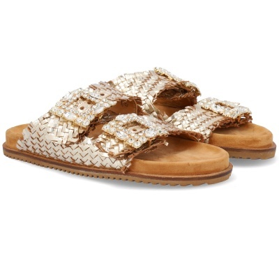 Sandálias rasteiras douradas com duas fivelas e sola castanha acolchoada