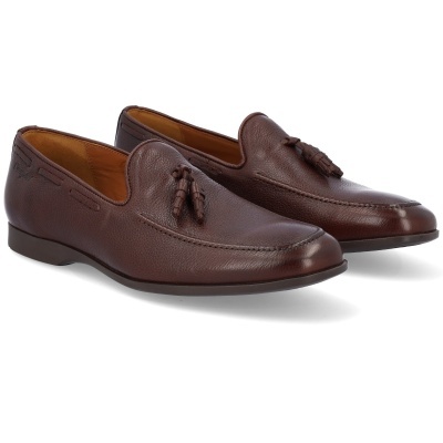 Mocassins masculinos de couro castanho com franjas.