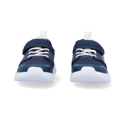 Par de sapatilhas azuis com atacadores e fecho de velcro