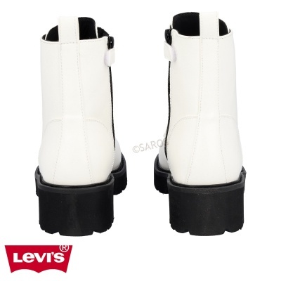 Botas brancas de salto grosso com sola preta vistas de trás e logo LEVI'S
