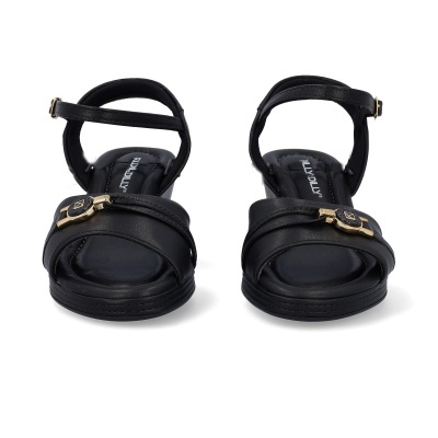 Sandálias pretas com fivela dourada decorativa e tira ajustável, marca PILDILILY.