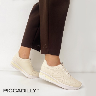 Ténis femininos brancos da marca PICCADILLY usados com pantalonas castanhas
