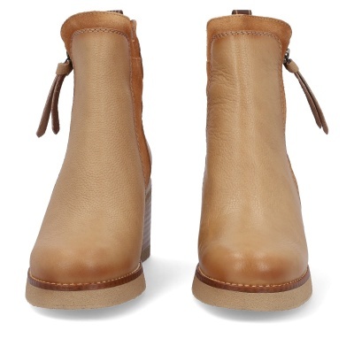 Botins em couro bege com detalhe castanho e salto bloco em fundo branco