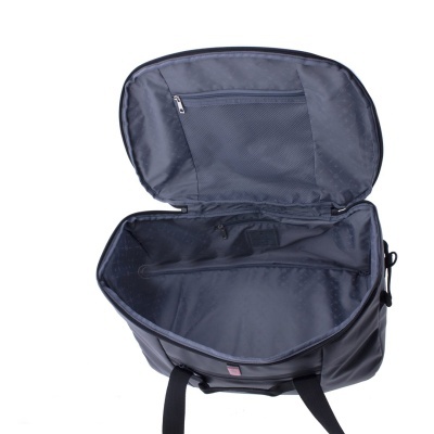 Mala de viagem preta aberta com bolso de rede dentro da tampa