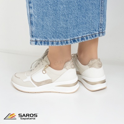 Ténis brancos e bege com padrão de pele de cobra usados com ganga azul