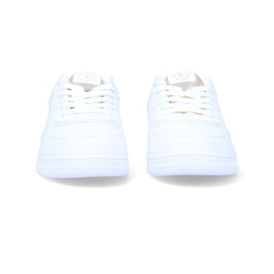 Sapatilhas brancas com sola grossa e atacadores, imagem frontal