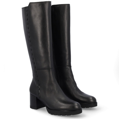 Botas pretas de couro com salto médio e detalhes laterais