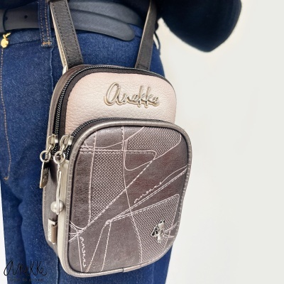 Mala pequena Anekke cinza metálico com rosa claro e padrões geométricos