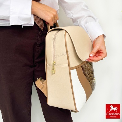 Mochila bege, branco e castanho com padrão pele de cobra e alça ajustável
