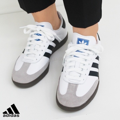 Ténis Adidas branco com riscas pretas e detalhes cinzento claro