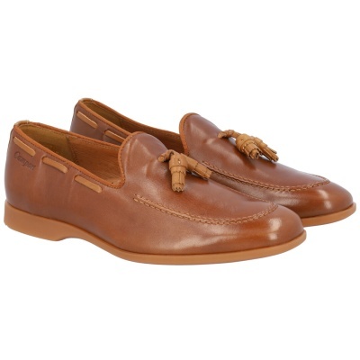 Sapatos de pele castanha com pendentes de franjas
