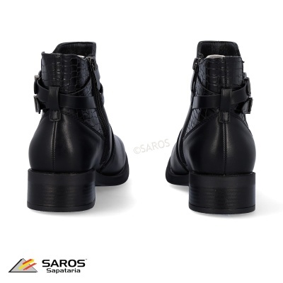 Botas pretas de couro texturizado tipo crocodilo vistas de trás