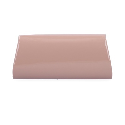 Carteira cor de rosa clara com acabamento brilhante e superfície lisa