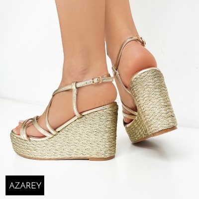 Sandálias de cunha douradas com tiras finas em fundo branco