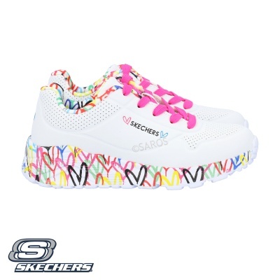 Tênis brancos Skechers com atacadores cor-de-rosa e detalhes coloridos em forma de coração.