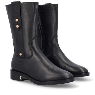 Botas pretas de couro com salto baixo e tachas douradas