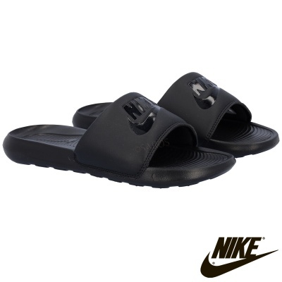 Sandálias Nike Slide pretas com logo e fundo branco