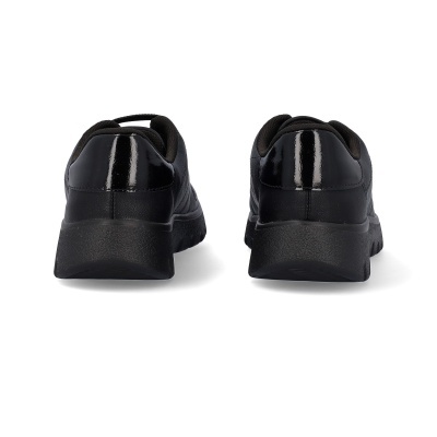 Sapatilhas pretas vistas de trás com sola grossa