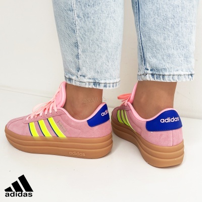 Ténis Adidas cor-de-rosa com sola castanha e detalhes amarelos e azuis