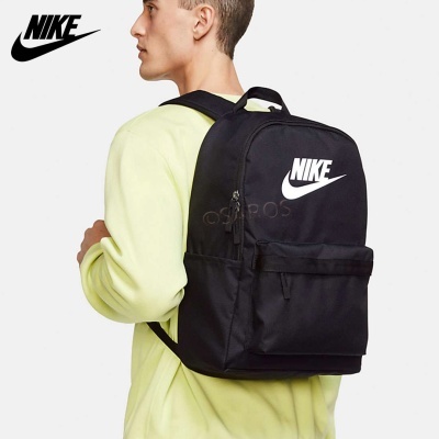 Mochila preta Nike com logótipo branco, usada por pessoa com camisola amarela clara