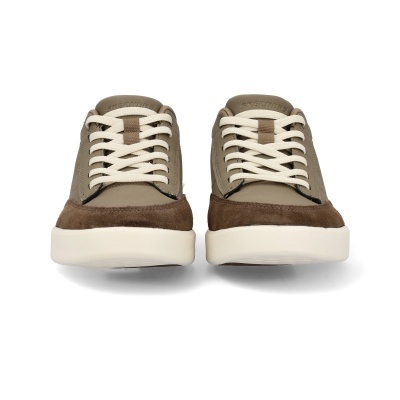 Sapatilhas castanho claro Skechers com atacadores brancos em fundo branco