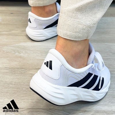 Ténis desportivos Adidas brancos com detalhes em preto e sola branca