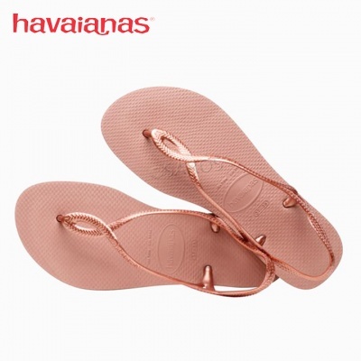 Sandálias Havaianas rosa claro com tiras finas e textura em fundo branco