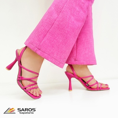 Sandálias de salto alto rosa com tiras finas entrecruzadas